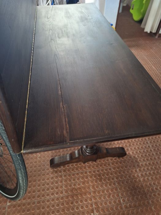 Mesa em castanho velho. Desdobrável  .Dá para 10  pessoas