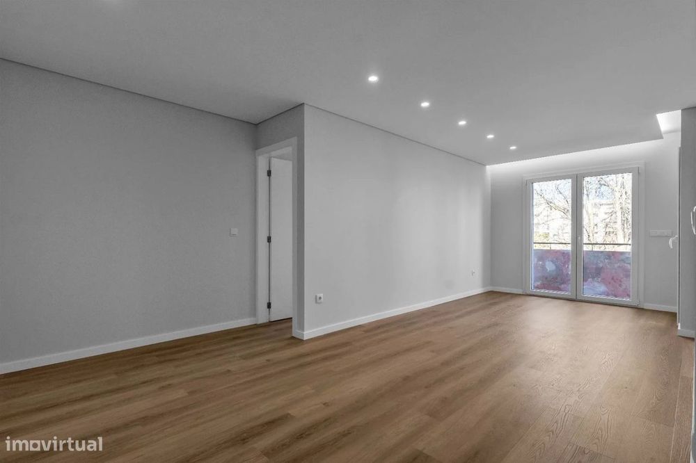 T2+1 totalmente remodelado no centro de Gaia — escola à porta, metro a