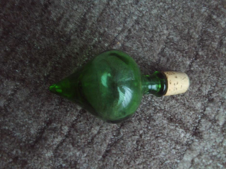 Zabytkowy zielony szklany korek do karafki