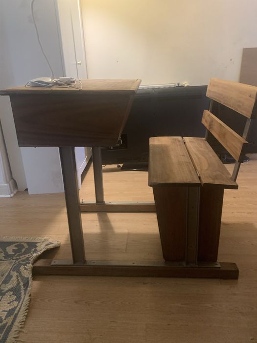 Secretaria escolar dos anos 50  muito estimada e totalmente funcional. Estava no quarto do meu neto, mas  ele já não cabe.Estou a refazer o quarto .