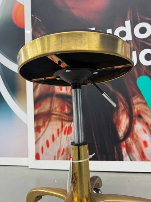 Cadeira Dourada e Preta de Estética e Beleza Novas