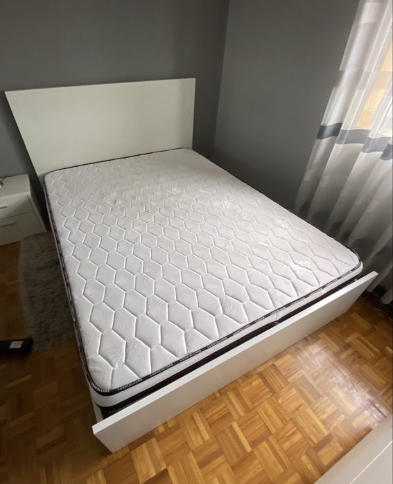 Cama de casal 2m x 1,50m, mesinha de cabeceira, estrado e colchao
