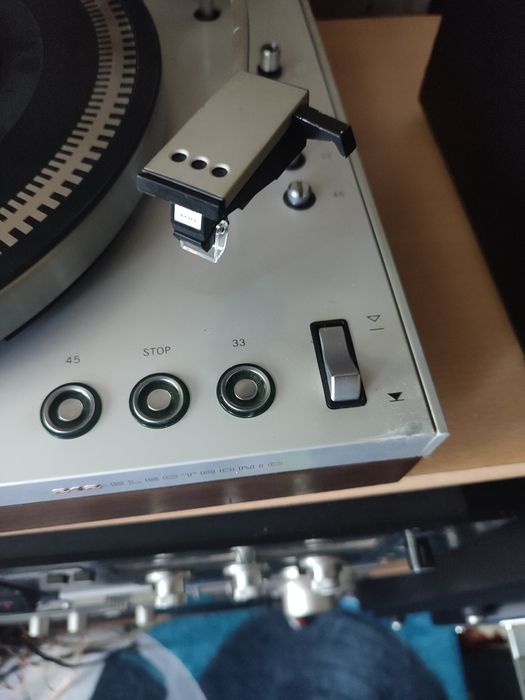 Виниловой проигрыватель philips.