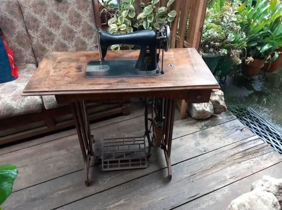Máquina de costura ALFA 1952 com base original.