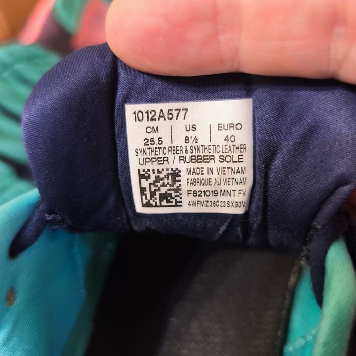 Жіночі кросівки asics