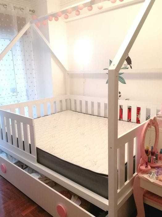 Cama casinha com gaveta e com colchão incluído, com dimensões 190x140