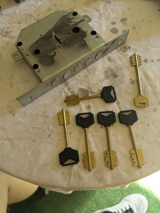 Замок врезной REX в гараж в квартиру