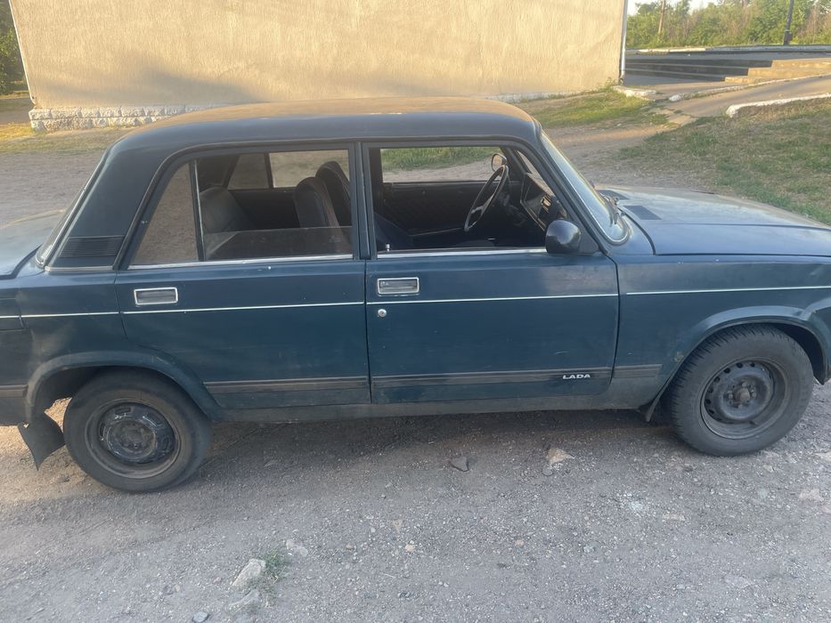 Жигули 2107 ВАЗ)