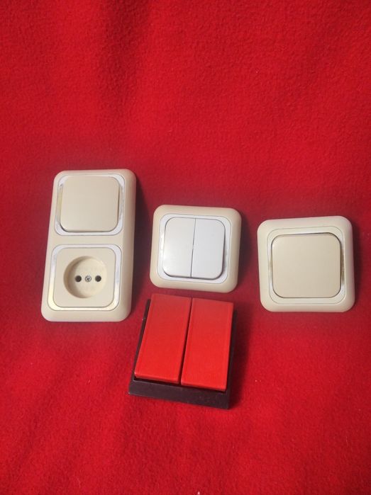 Белый выключатель.