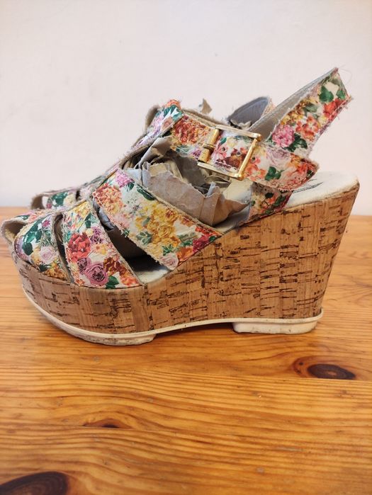 Sandália coloridas com Cunha