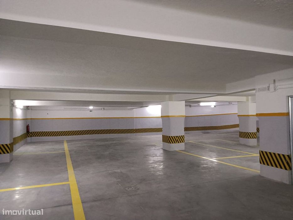 Garagem com 435 m² para 20 viaturas – Rua Duque de Palmela, Lisboa