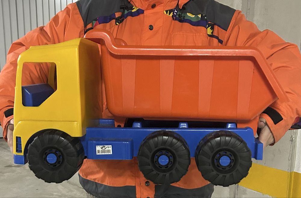 Camião de plástico grande made in Portugal