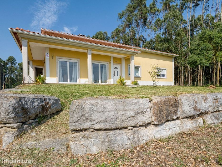 Moradia Térrea com Dois Pisos, Perfeita para Famílias e Convívios – Um