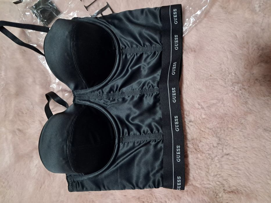 Guess biustonosz crop top z logo 32 B 70 czarny satynowy z napisem