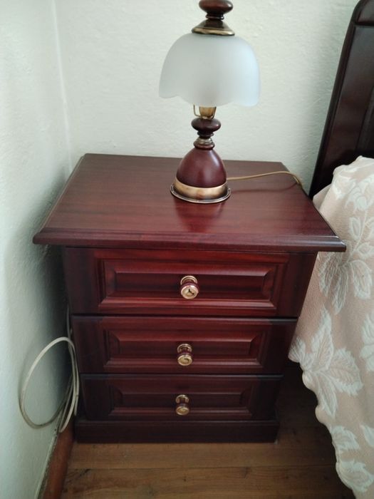 Duas mesas de cabeceira