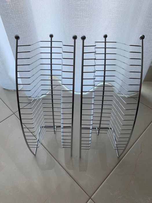 Prateleiras suportes para 40 DVD ou CDs. Como novas. Valor 15€
