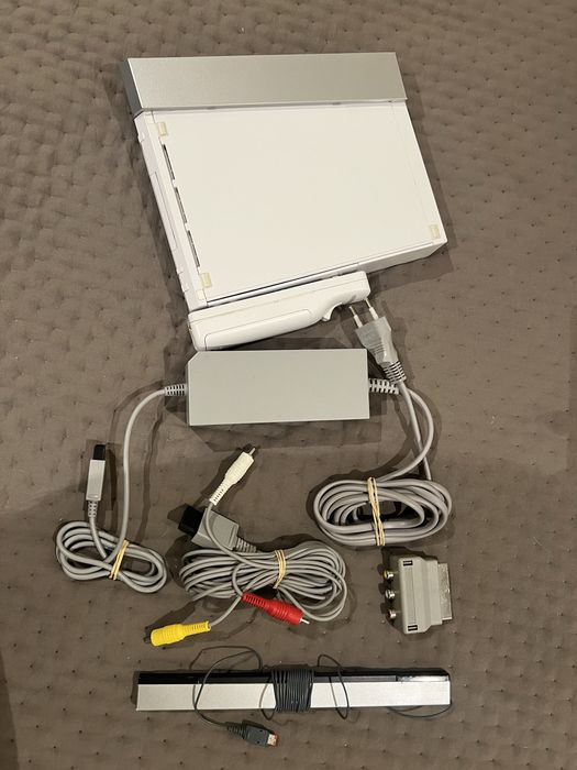 Consola Wii branca com comando e todos os cabos