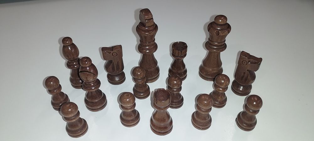 Figury szachowe. Pionki do szachów 32 sztuki nowe.