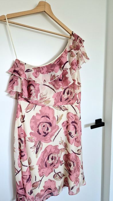 Sukienka w róże falbanka