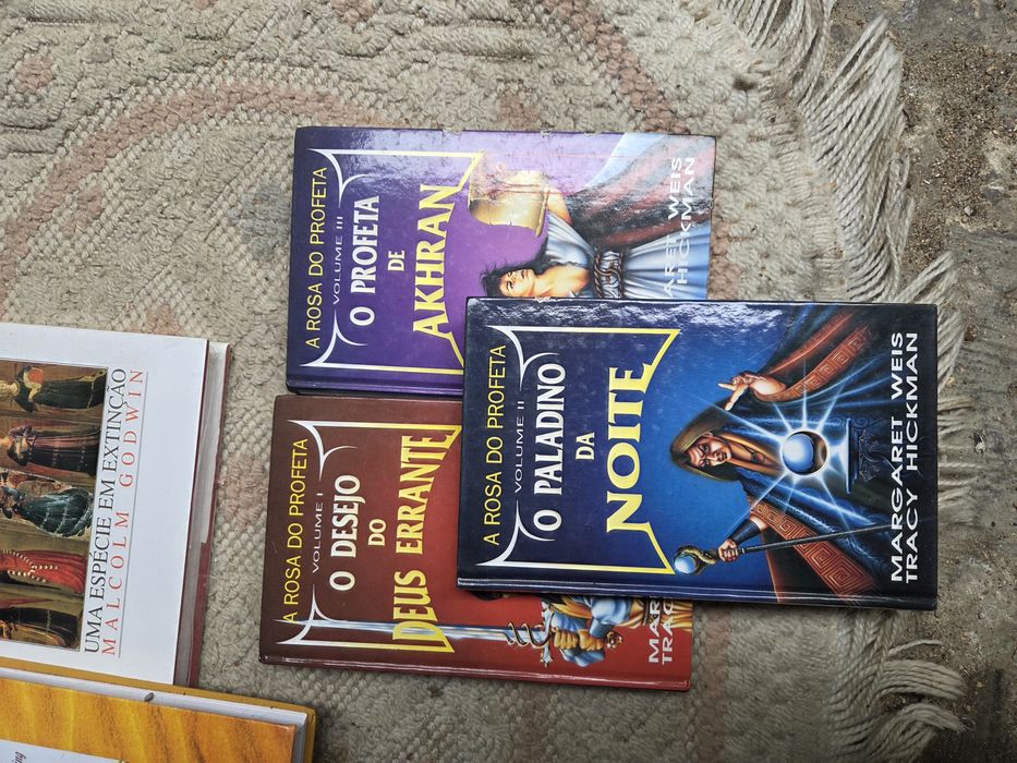 Livros variados de diferentes estilos