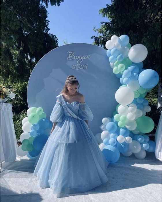 Випускна сукня для дівчини, голуба, зі шлейфом, ідеальний стан