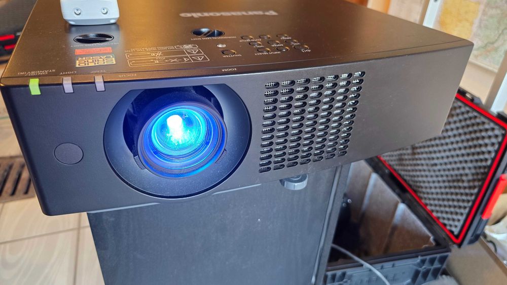 Projektor Panasonic PT-VMZ71B czarny 7000 ANSI LASER