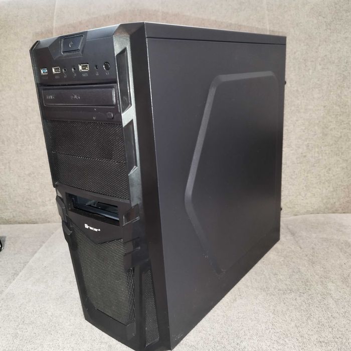 Komputer ASRock Quad-Core 2x3GHz 8GB/DDR3 500gb