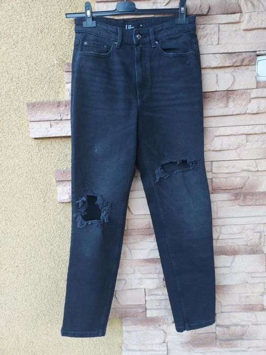Czarne jeansy mom fit z rozdarciami