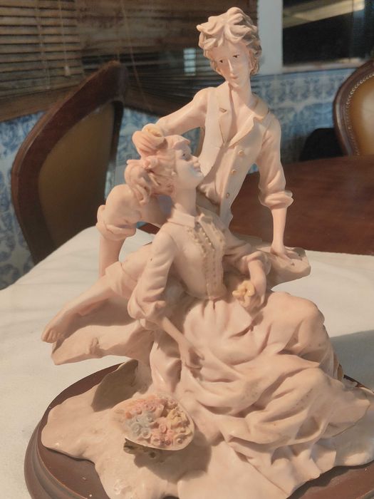 Estatueta em Marfinite Genuina - Cena Romantica