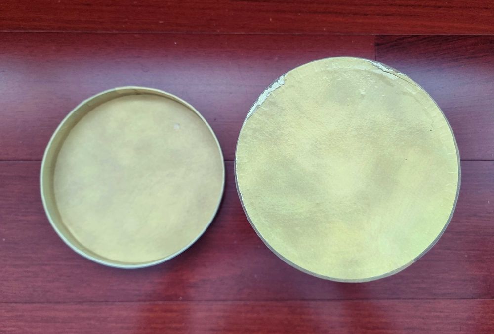 Caixa cilíndrica com padrão de anjos