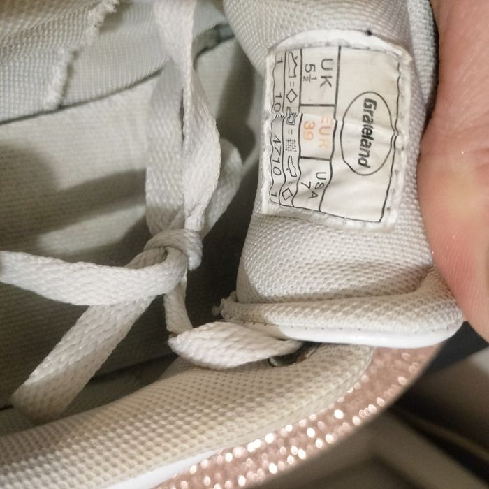 Buty damskie podwyższone lekko