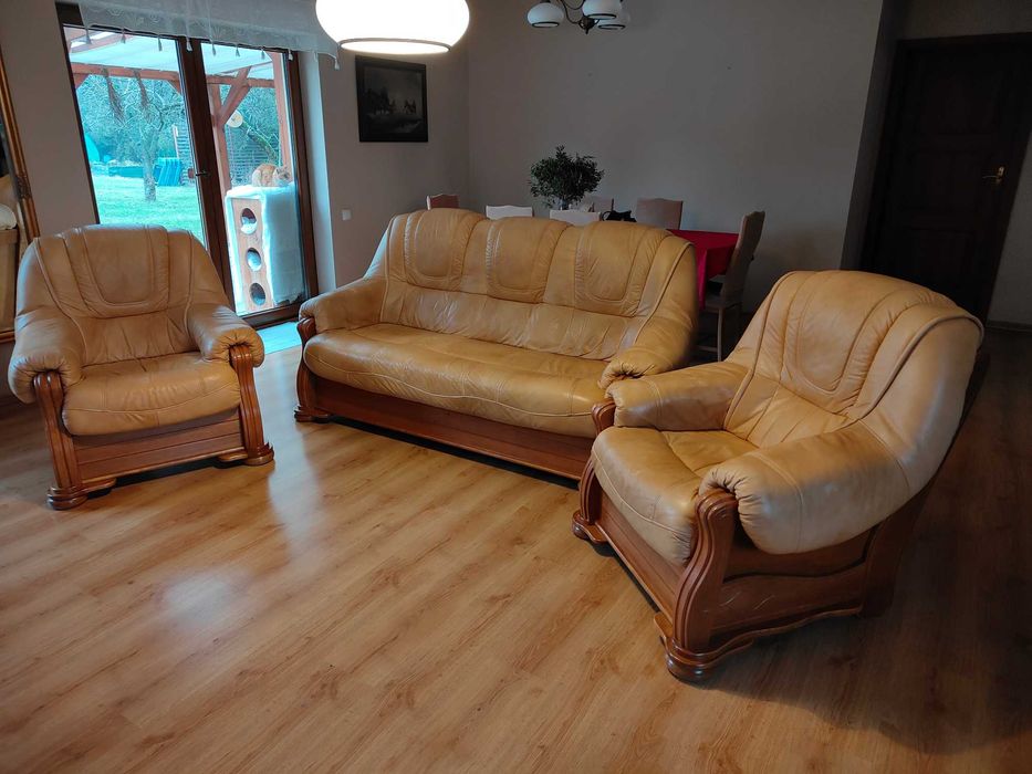 Komplet wypoczynkowy oraz stół i 6 krzeseł dębowe.