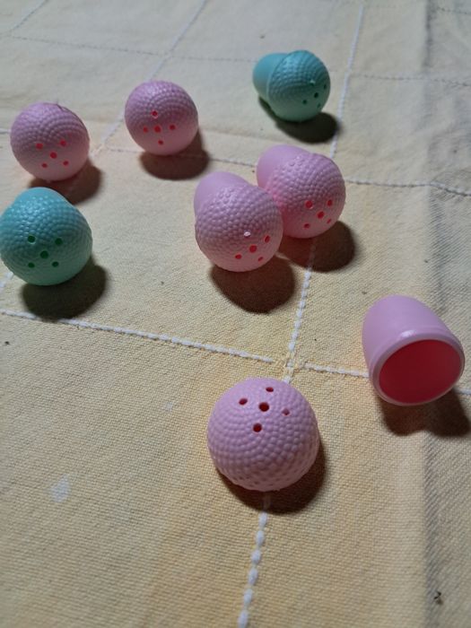 Dedais e porta agulhas em plastico