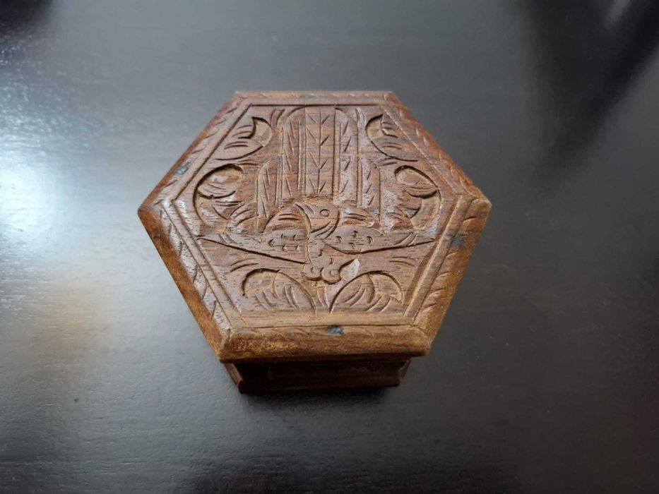 Porta-joias e madeira esculpida à mão, com formato hexagonal