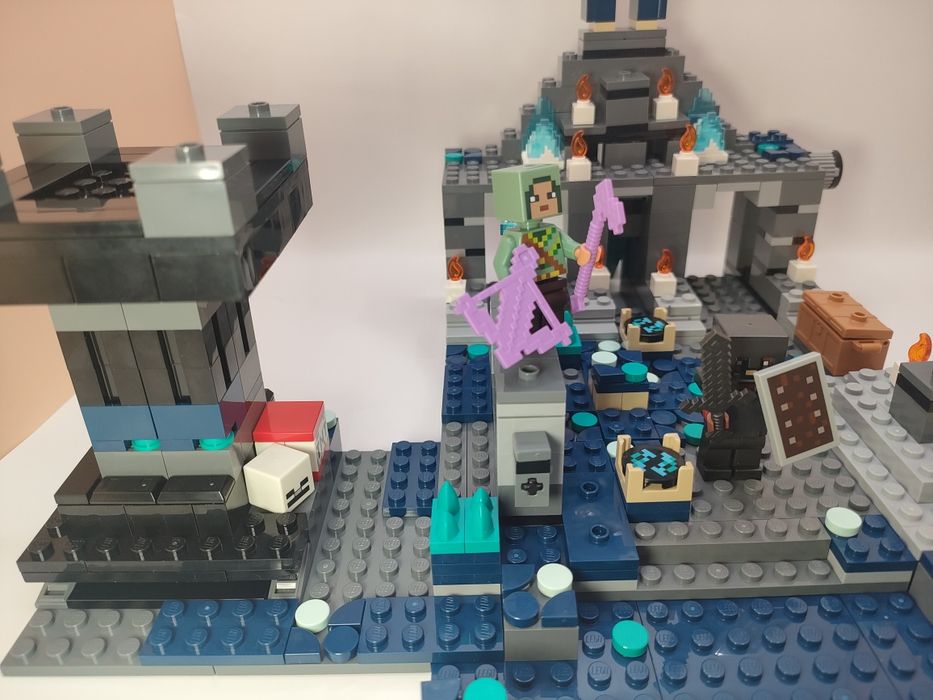 używany zestaw LEGO Minecraft 21246: the deep dark battle