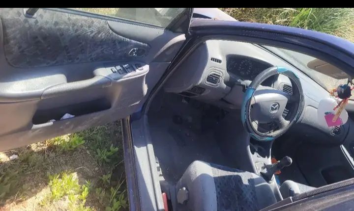 Mazda 323 1.3 | Ano 2000 | Para reparar ou peças