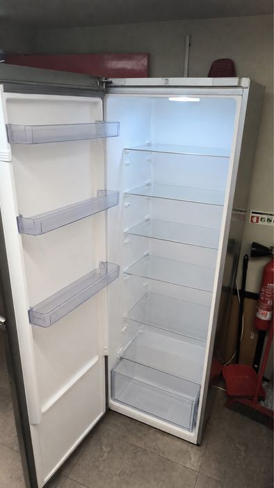 Frigorífico Beko vertical em inox