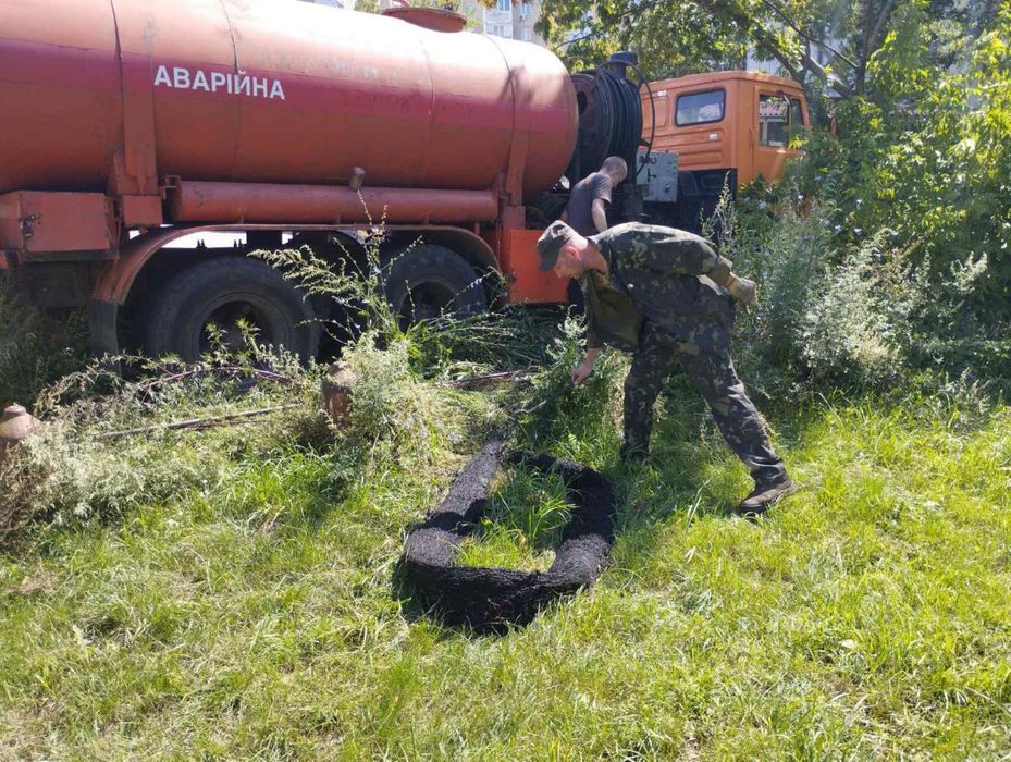 Чистка каналізації. Спеціалізована промивка труб каналізації водою.