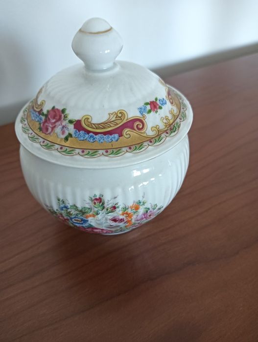 Pote em porcelana  decorado