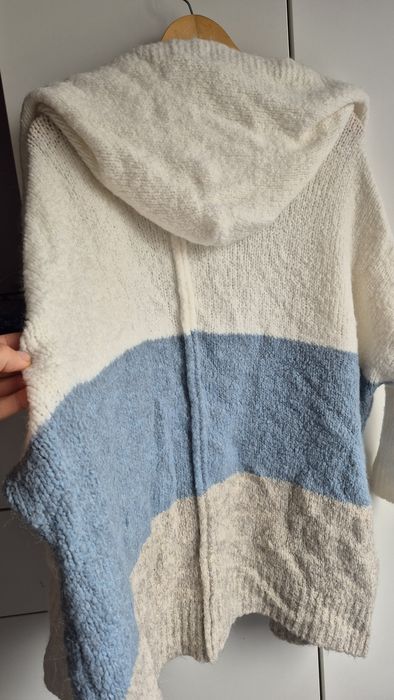 Damski kardigan z kapturem w kolorach kremowym, niebieskim i beżowym.