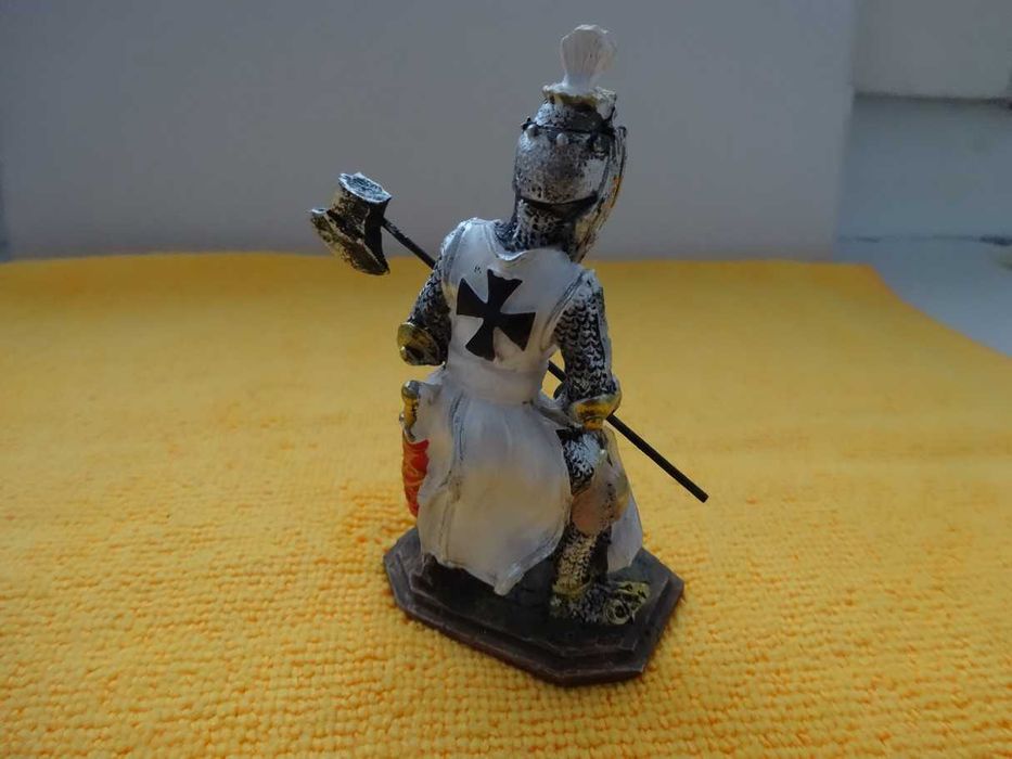 Krzyżak z toporem w hełmie figurka żołnierzyk  wys. ~90 mm. _NOWY