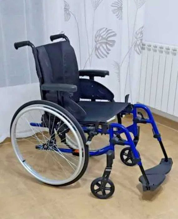 Boa compra, cadeira de rodas de liga leve nova.