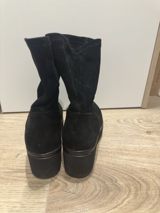 Czarne botki na koturnie 38