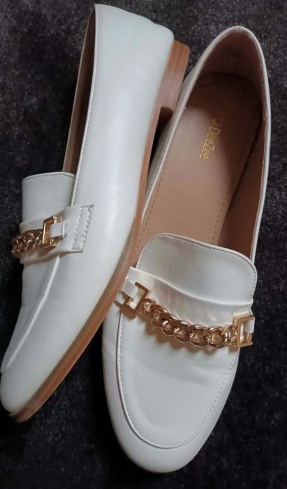 Pantofle, mokasyny,  buty z łańcuszkiem  Dee Zee