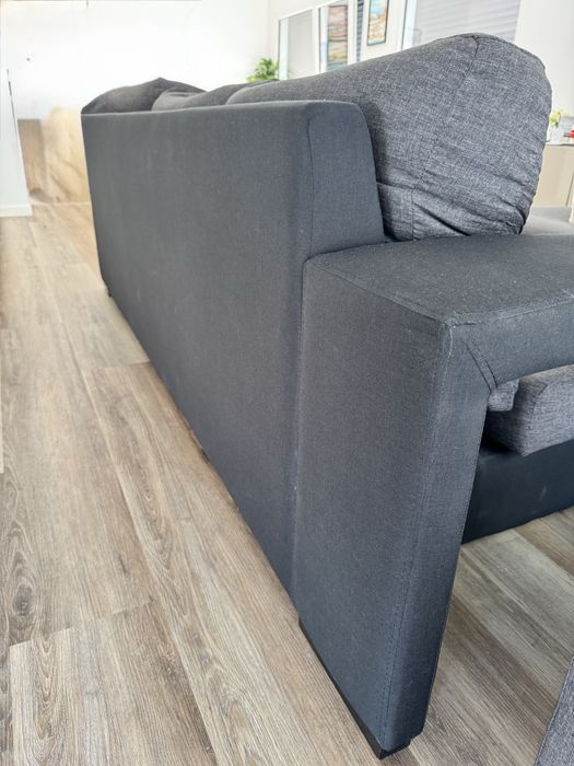 Sofá confortavel cinza e prefo