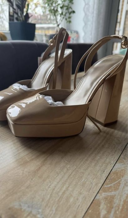 Nowe buty na słupku Mango