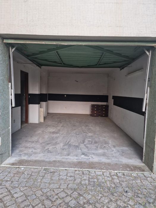 Garagem à venda em Viseu – Entrada direta pela rua