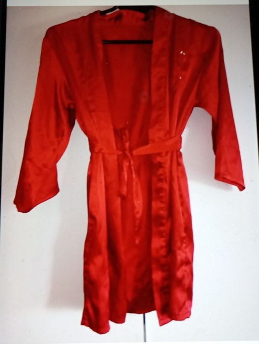 Czerwony szlafrok dziewczęcy 6/7 lat