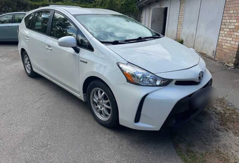 Toyota Prius v 2015