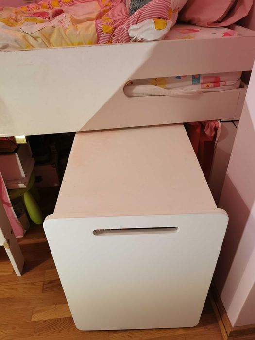 Cama alta com secretária